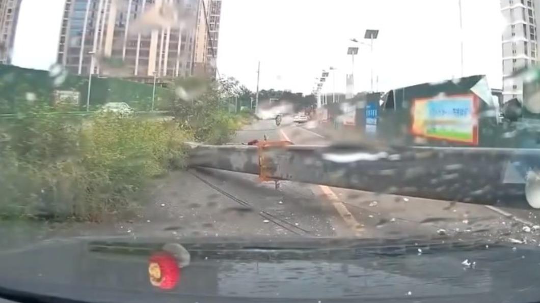 整個過程都被後方車輛拍下。(圖/翻攝自@Cars01 微博)
