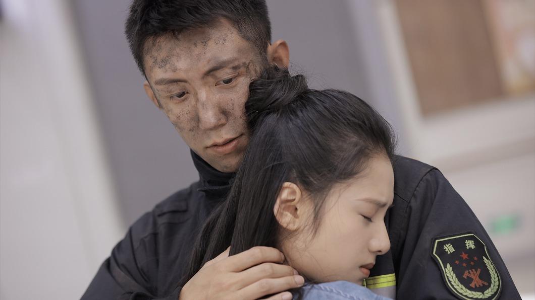 黃景瑜甜吻17次!「硬漢消防員」見到張婧儀秒融化 敲碗拍續集