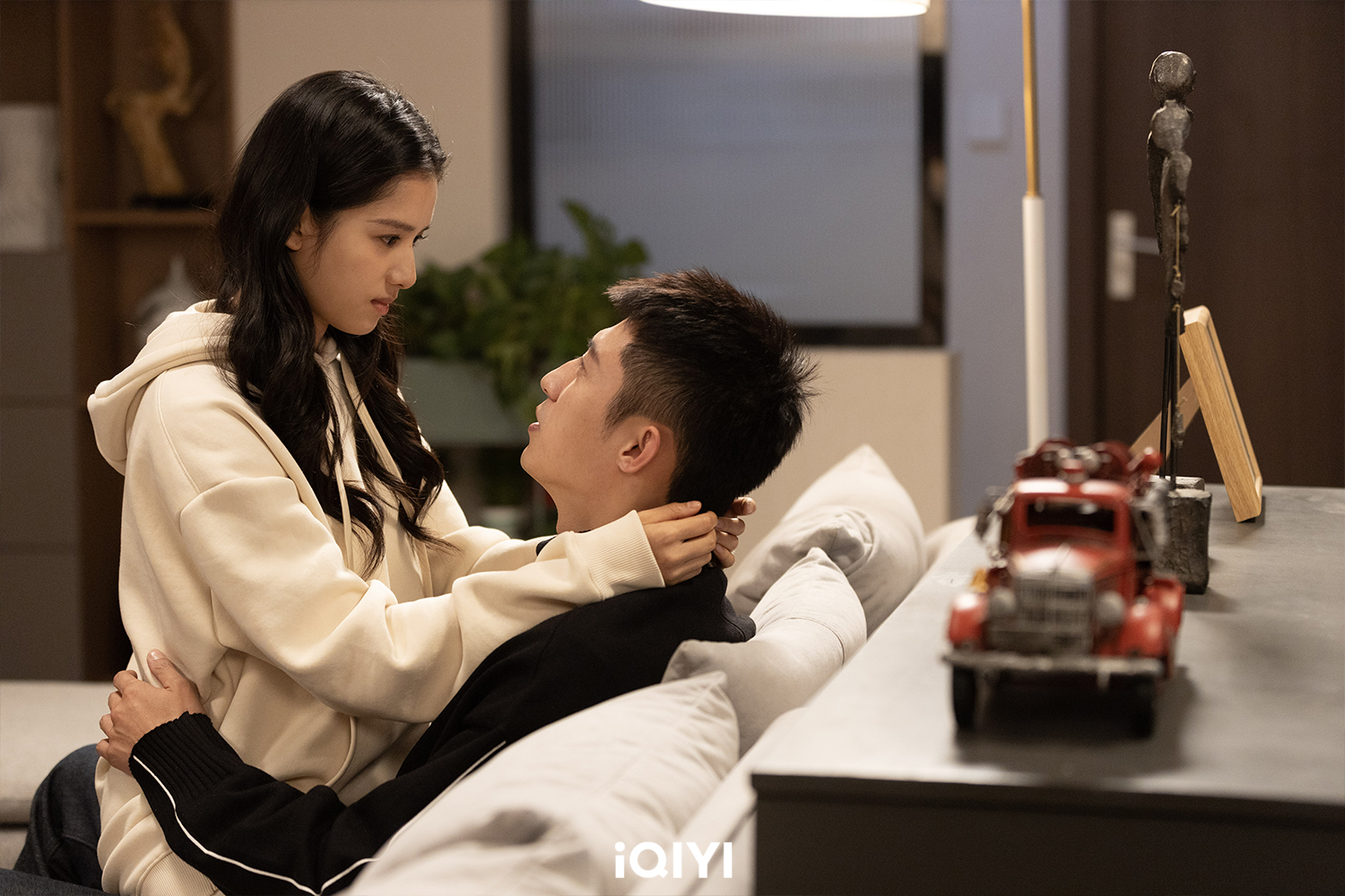 黃景瑜與張婧儀戲裡瘋狂撒糖。（圖／iQIYI愛奇藝國際站提供）