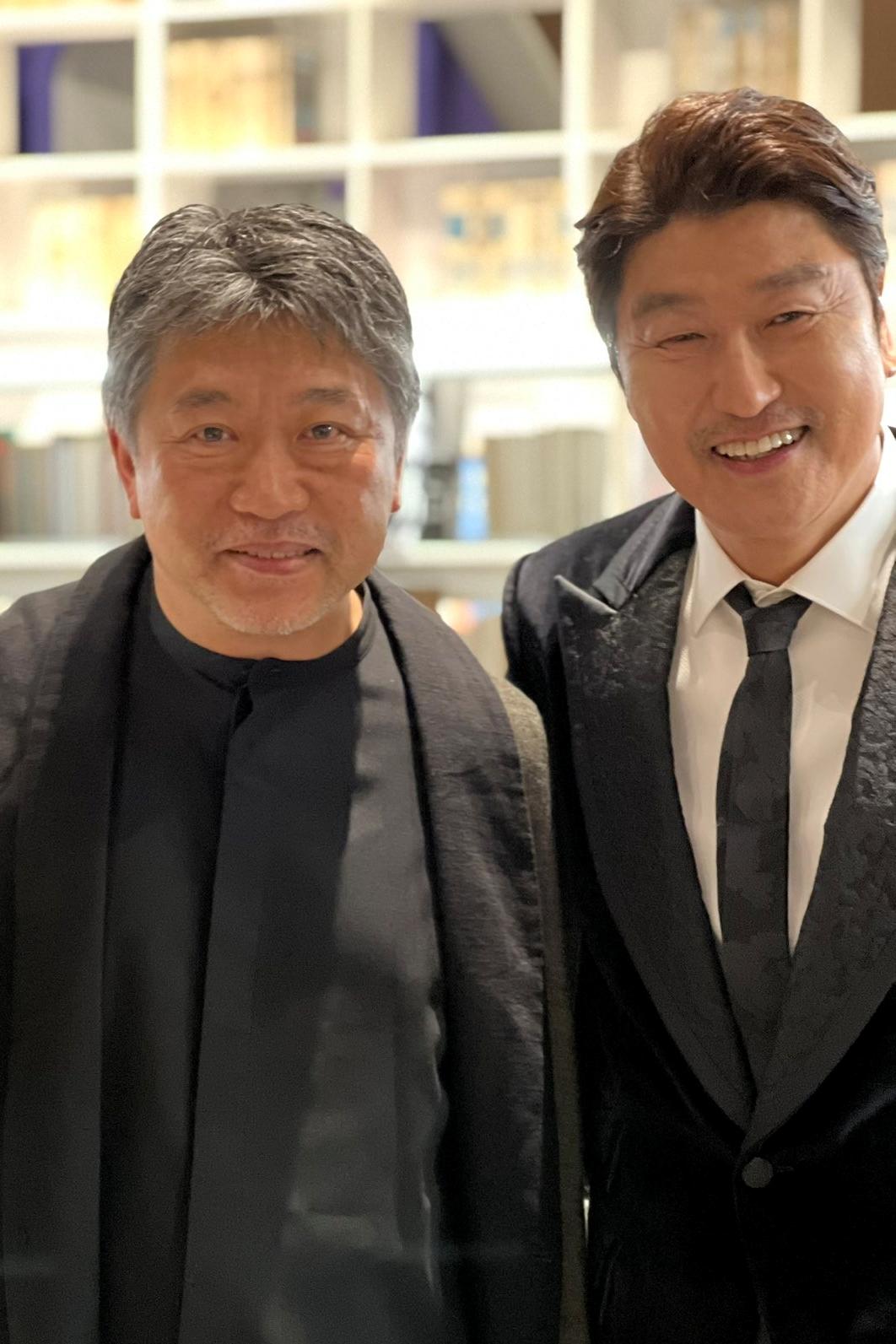柳樂優彌在是枝裕和(左)引介之下,見到自己之前就很想見到的宋康昊(右)。(圖/翻攝自是枝裕和推特)