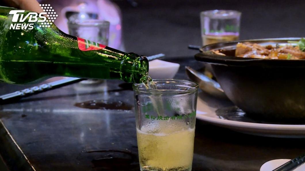 王男在連假放縱自己天天喝十杯以上的啤酒。(圖/TVBS資料畫面)