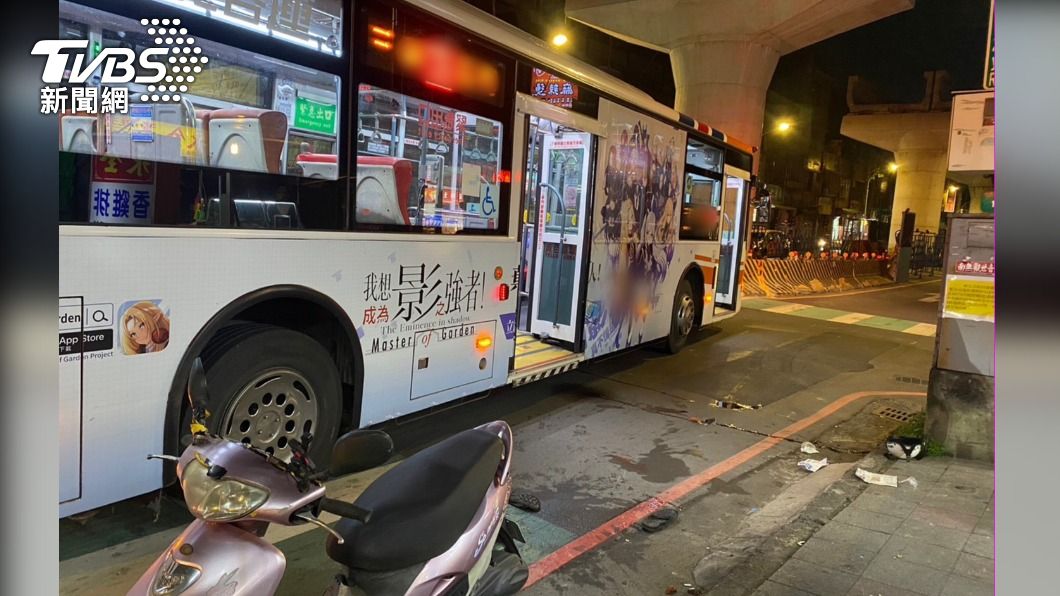 自摔又遭公車追撞 新北騎士「顱內出血」昏迷搶救中