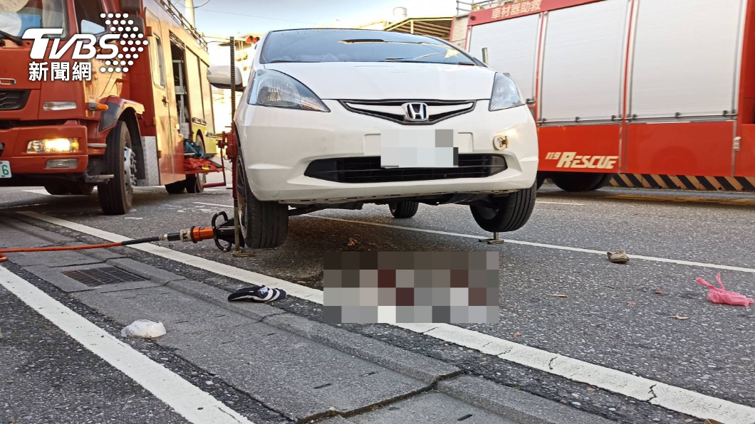 老婦被壓在車底。(圖/TVBS)