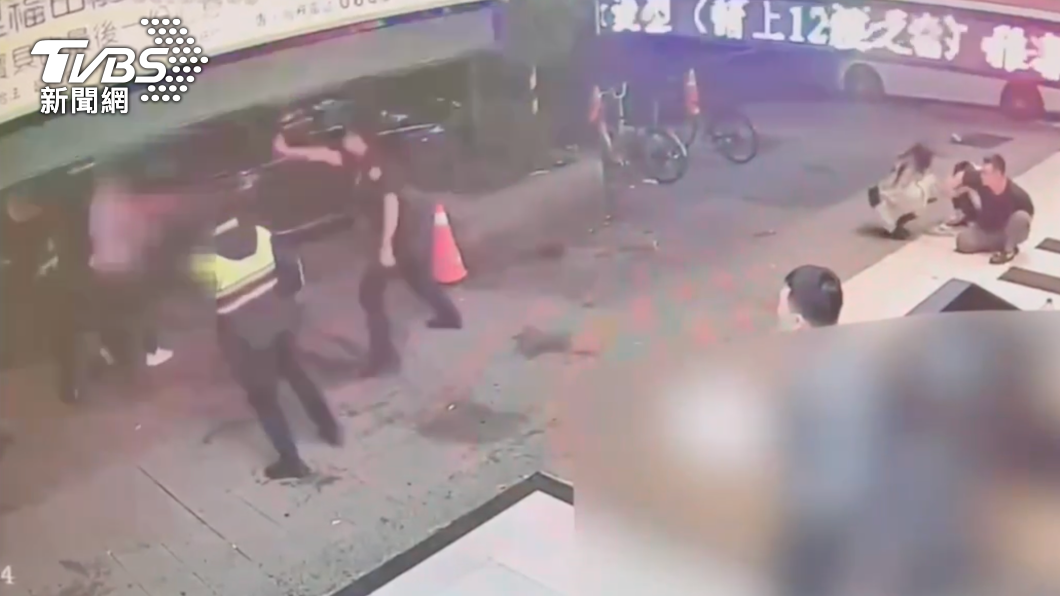 2男壽司店外上演全武行。(圖/TVBS)