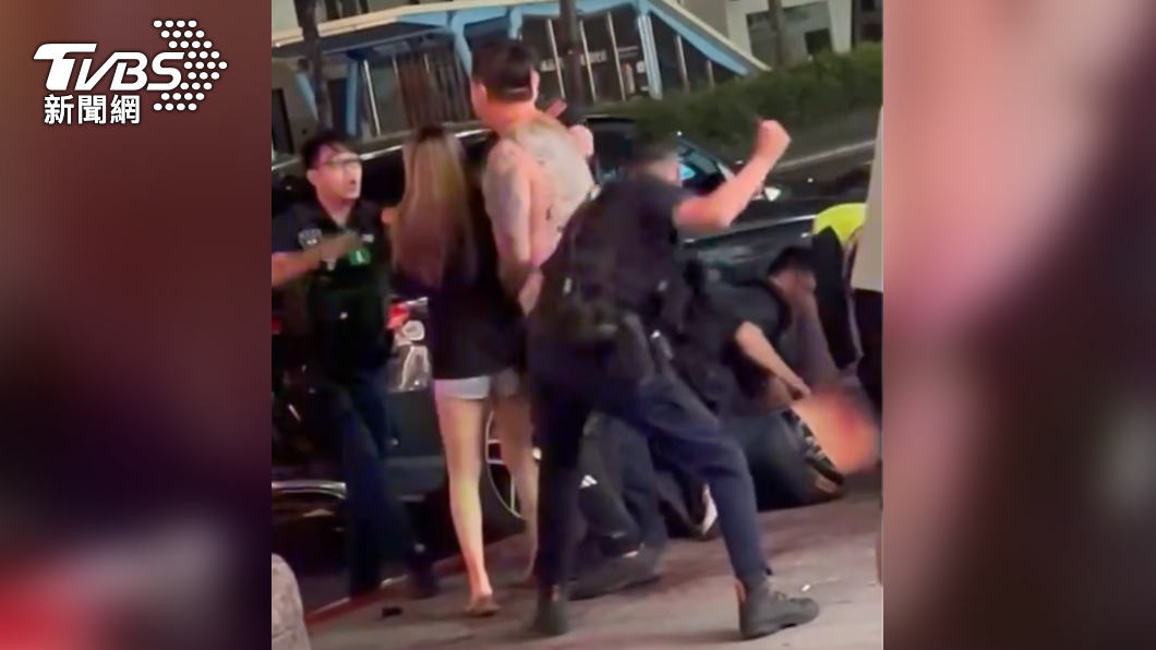 警方獲報到場後2人仍不聽勸,最終雙方都帶回偵辦。(圖/翻攝自臉書爆料公社)