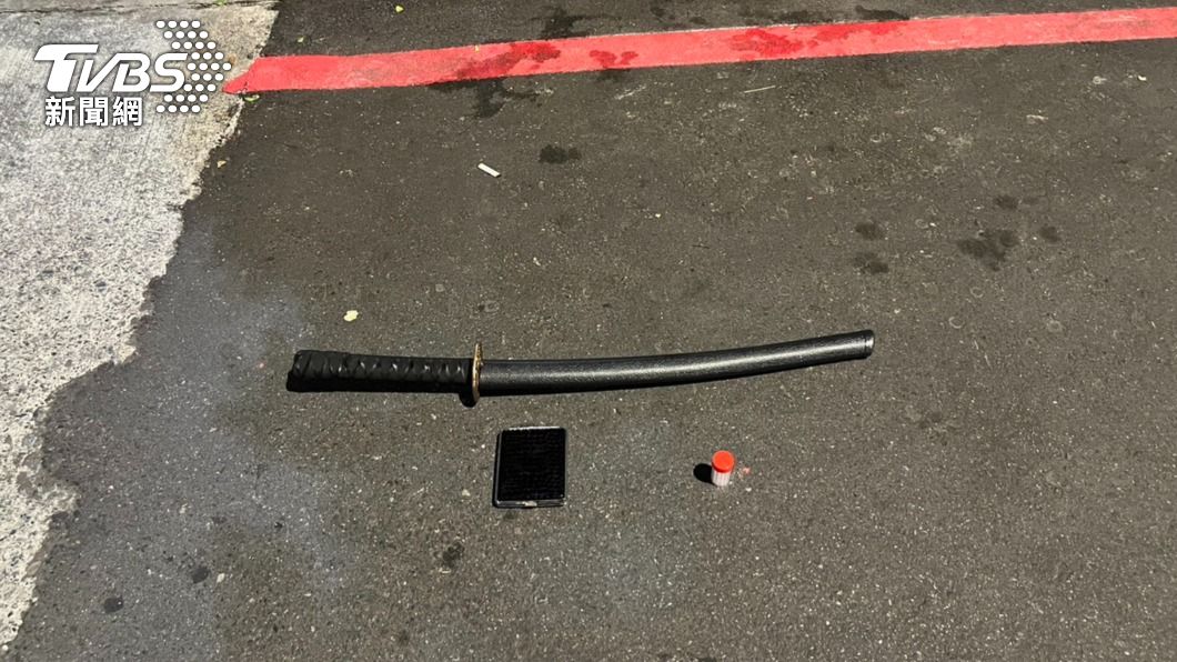 警方現場查扣武士刀、毒品等證物。(圖/TVBS)
