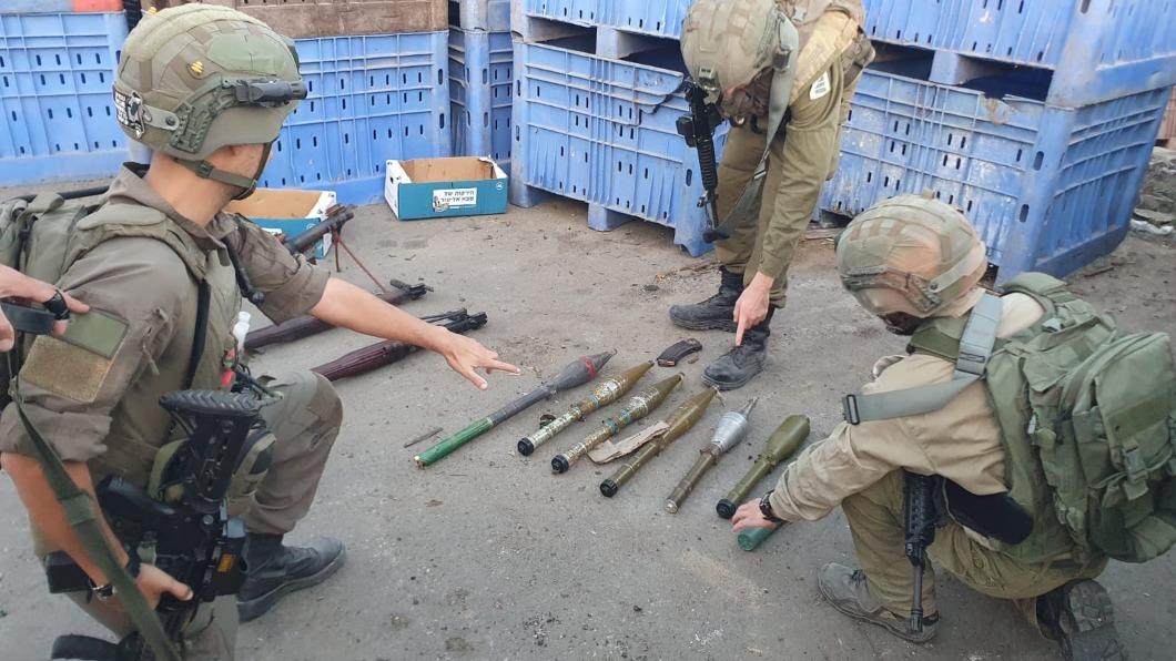 以色列國防軍公開繳獲的哈瑪斯武器,士兵手指的武器疑似是北韓F-7火箭推進榴彈發射器。(圖/翻攝自IDF網站)