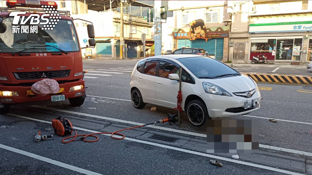 行人地獄!花蓮7旬婦過馬路被撞 壓車底「血流滿地」送醫搶救