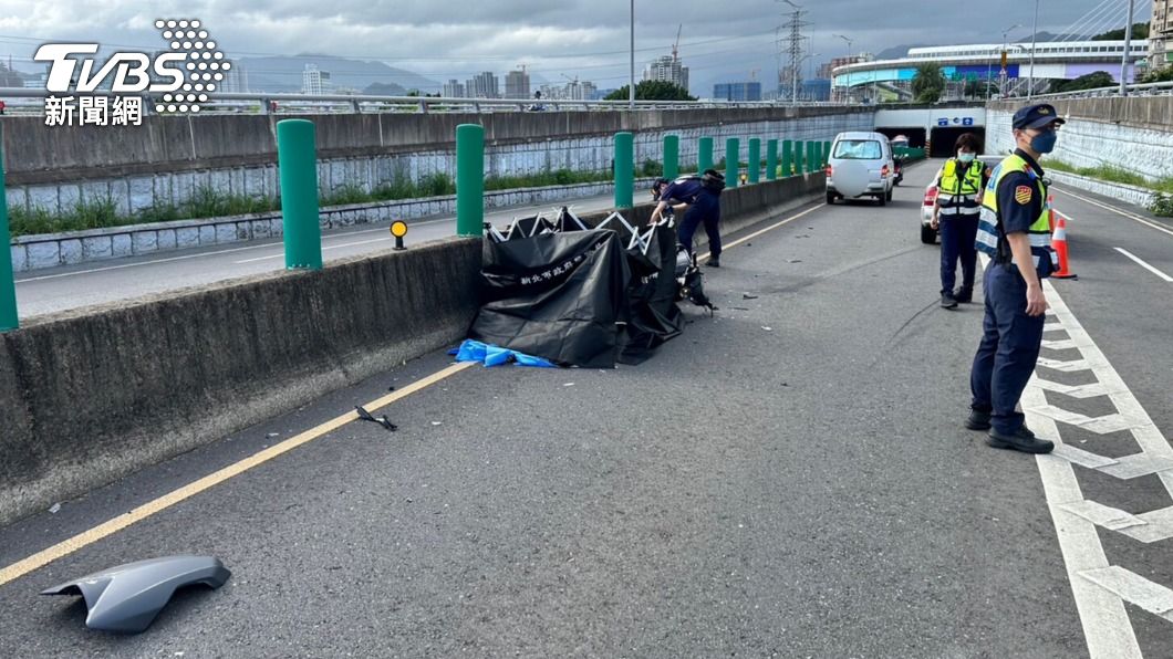 新北保全慘遭撞飛慘死 疑下班精神不濟「逆向騎上汽車道」