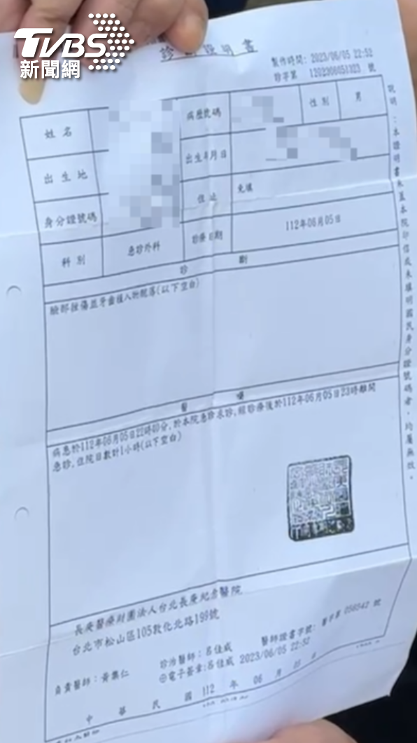 小黃運將出示驗傷單。（圖／TVBS）