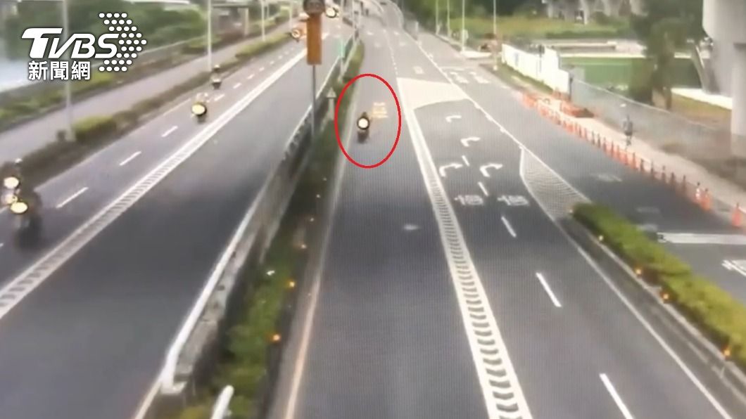 監視器拍下王男逆向騎上汽車專用道。（圖／TVBS）