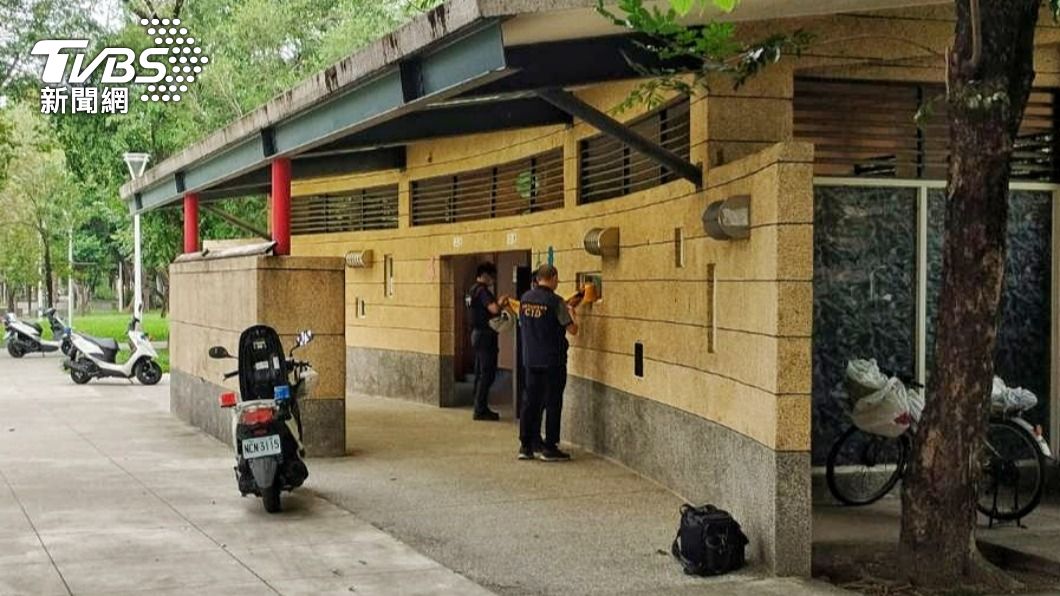 警消立即破門,發現廁所內一名街友郭姓男子(67歲)倒臥地上。(圖/TVBS)