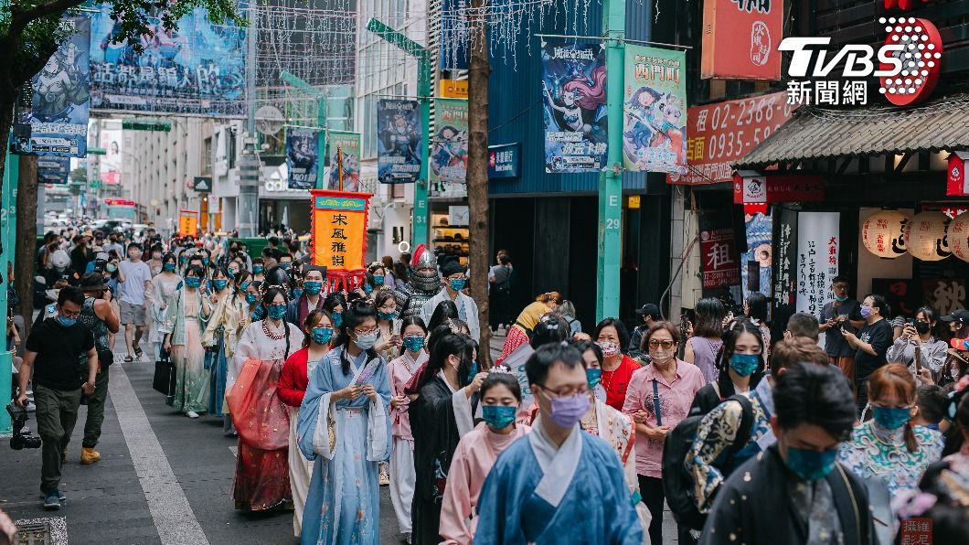 國際漢服出行日 首創千人穿著漢服踩街