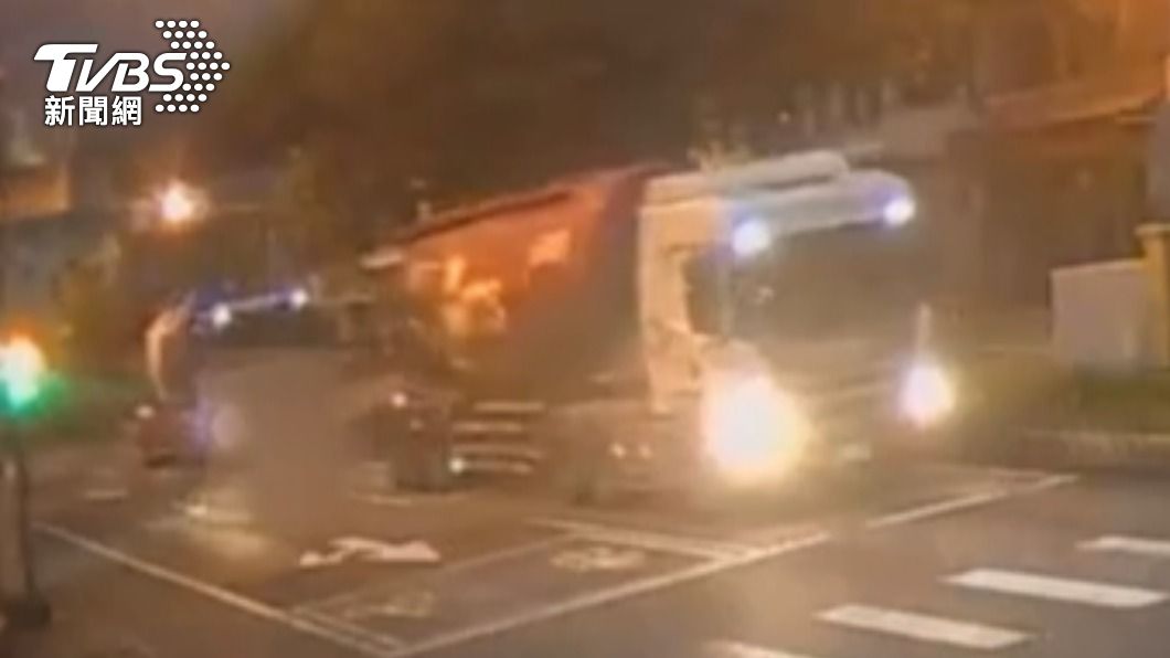 婦人經過2台砂石車中間時遭輾斃。（圖／TVBS）