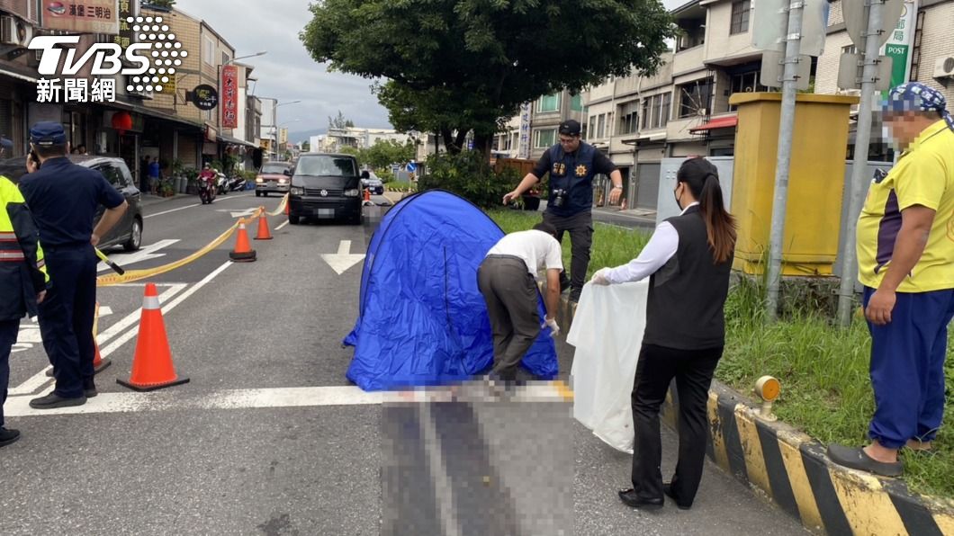 婦人遭砂石車輾過當場身亡。（圖／TVBS）
