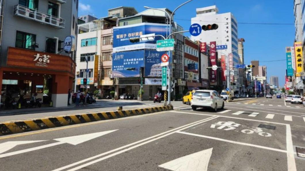 單向2車道的內側車道於試辦期間可以讓機車使用與直接左轉。(圖/台南市交通局提供)