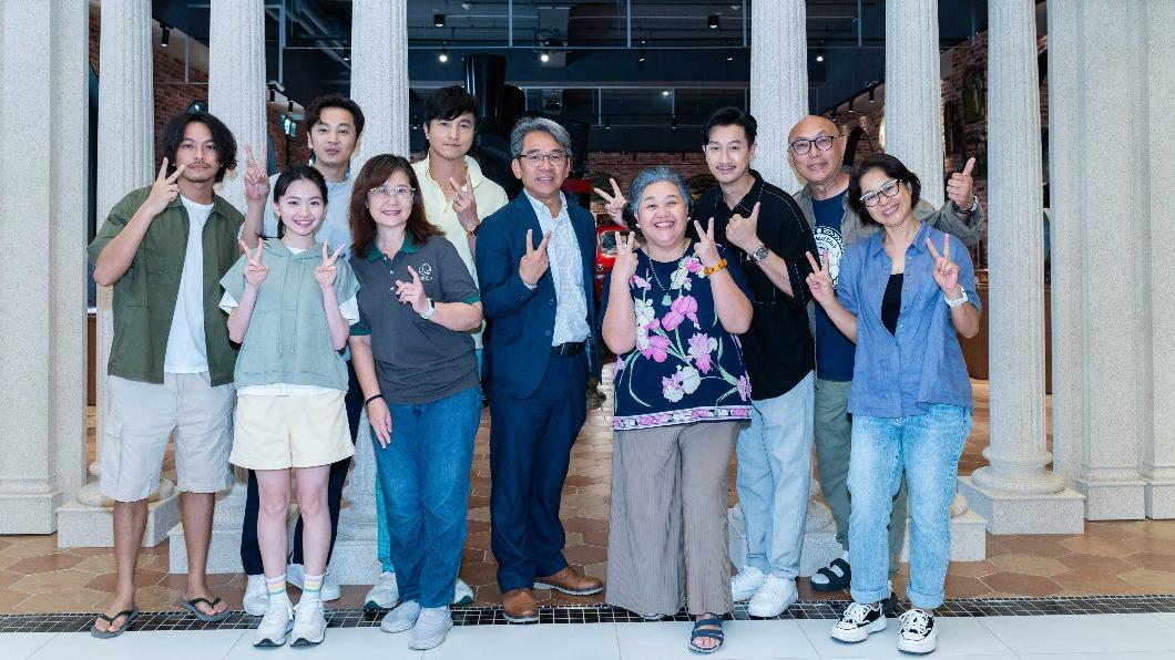 左起楊銘威、喬湲媛、張書偉、深緣及水顧問郭錦靜 、演員王少偉、台南市政府文化局長謝仕淵 、演員鍾欣凌、Darren邱凱偉、導演鄧安寧、製作人陳慧玲。(圖/公視提供)