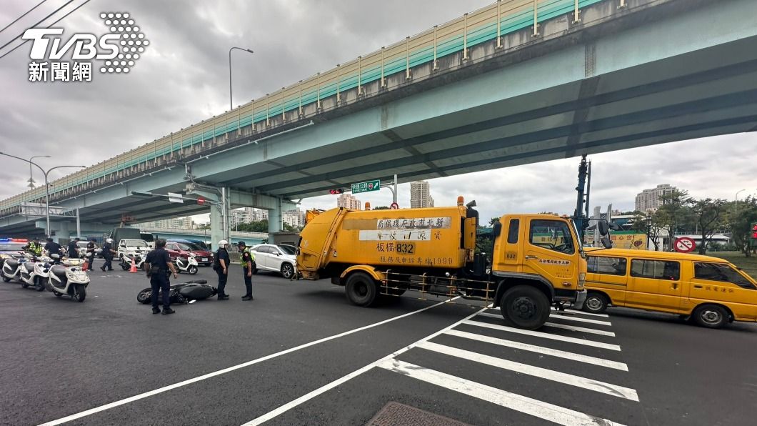 快訊/新北垃圾車疑左轉撞機車 騎士「耳流血水」命危搶救中