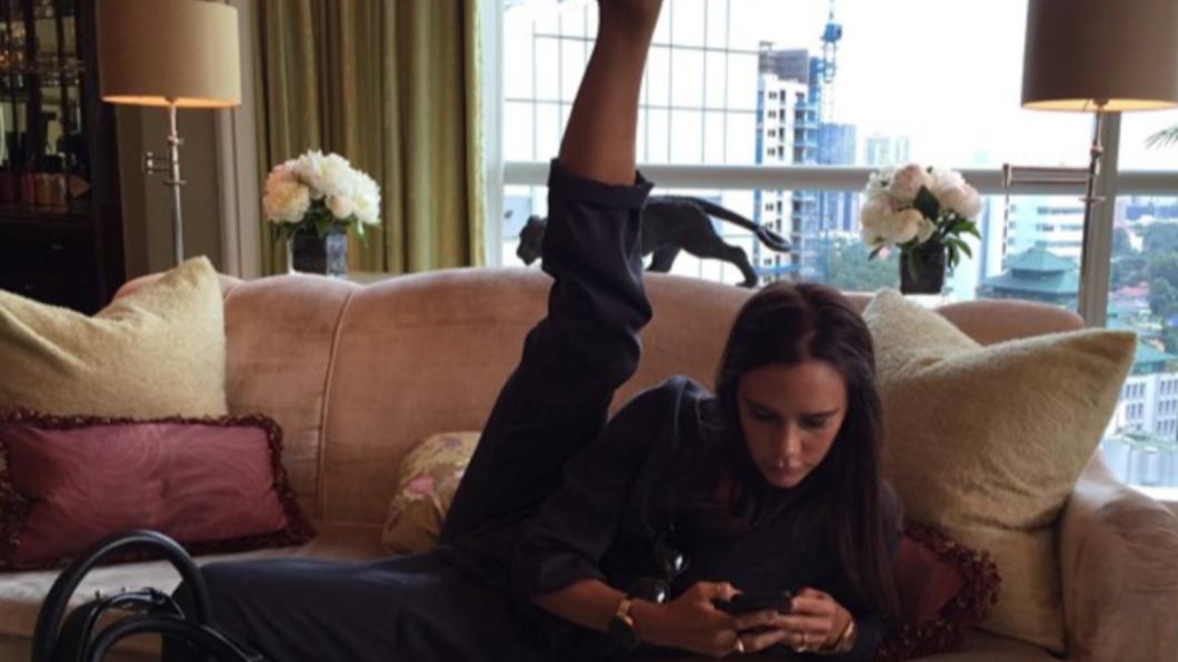 貝嫂時常拉筋以維持身材。(圖/翻攝自IG@victoriabeckham)