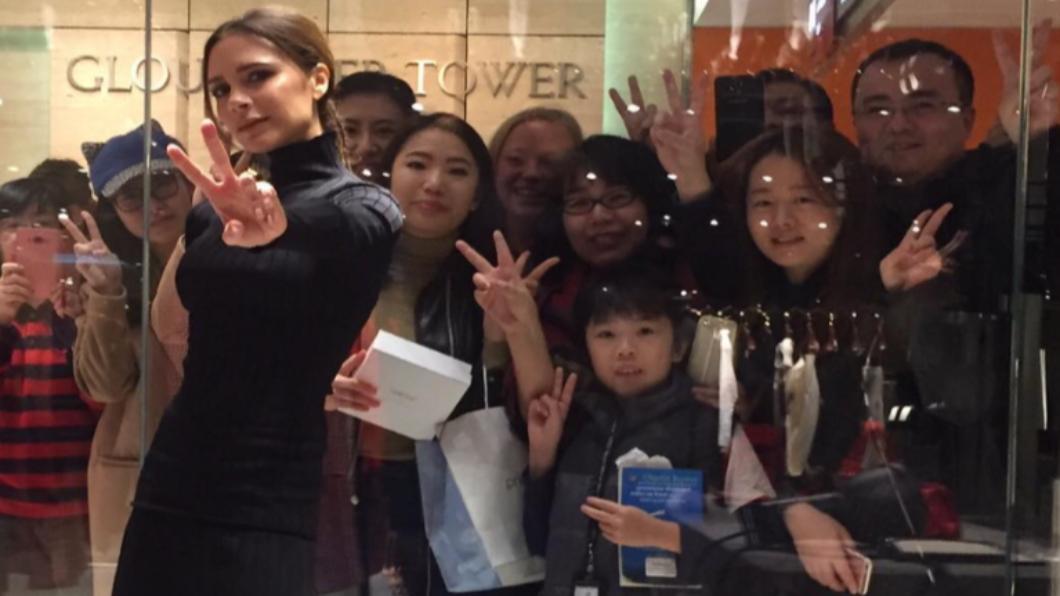 貝嫂要求粉絲只能隔著玻璃合照。(圖/翻攝自IG@victoriabeckham)