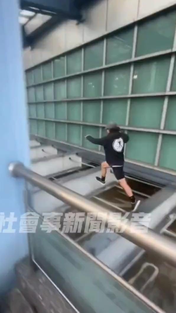 民眾的行徑相當危險。（圖／翻攝自社會事新聞影音）
