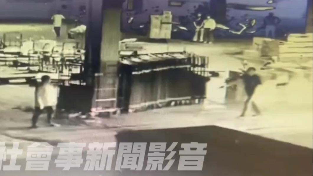 黑衣男對著白衣男持槍恐嚇。 （圖／翻攝自社會事新聞影音）