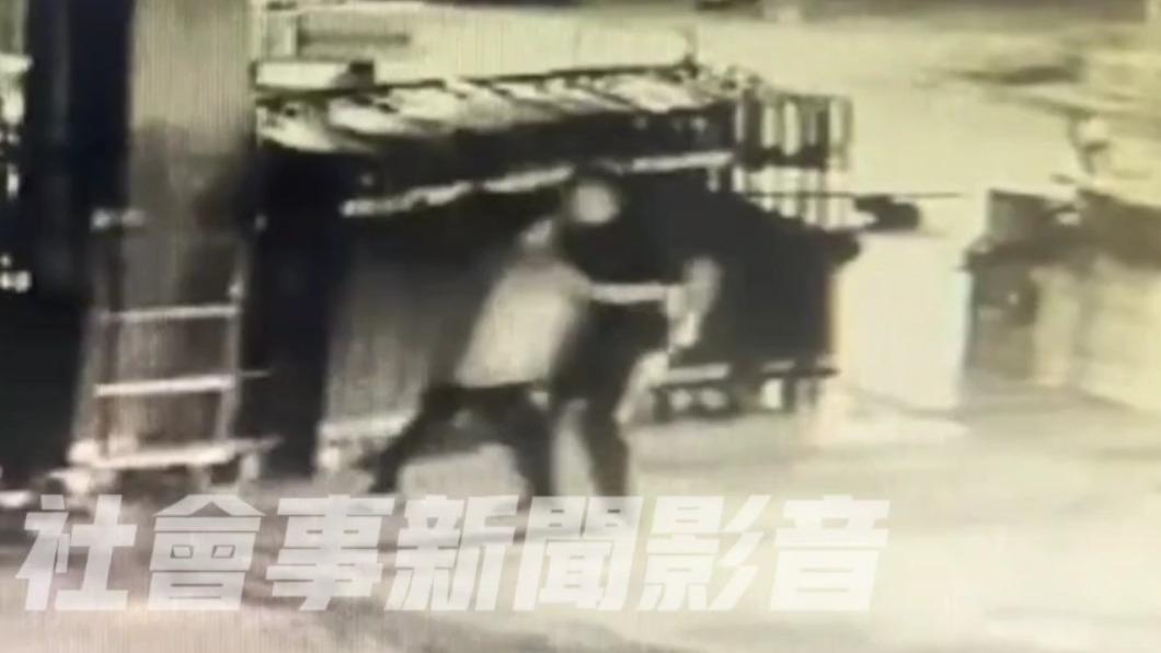白衣男抓住黑衣男的手臂不斷拉扯。 （圖／翻攝自社會事新聞影音）