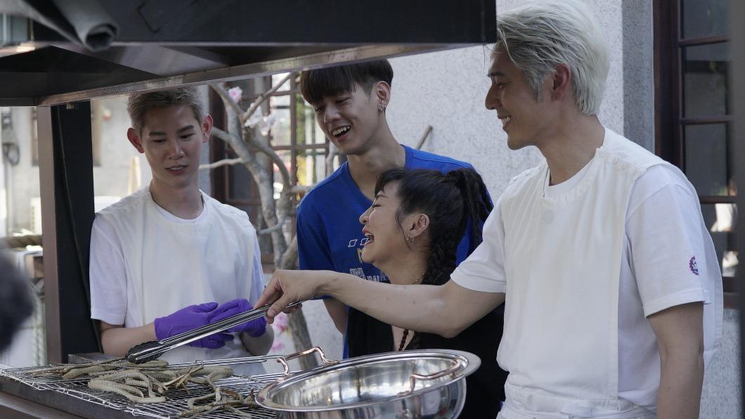 夏和熙(左起)、洪暐哲、王彩樺、胡宇威學習如何製作鰻魚醬。(圖/華視提供)