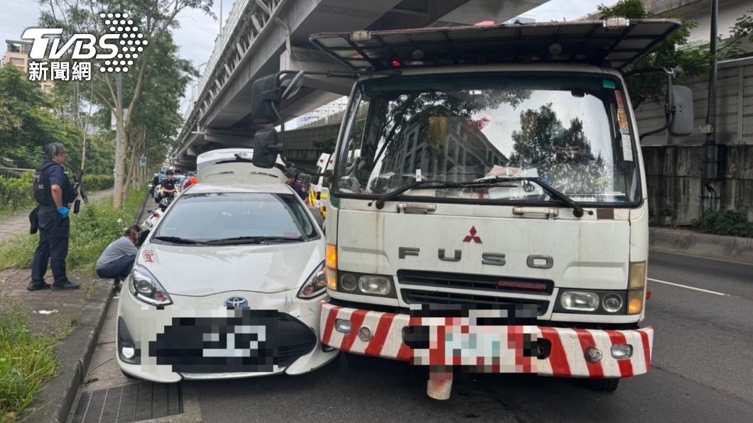 吊車駕駛協助將嫌犯車輛擋住。(圖/TVBS)