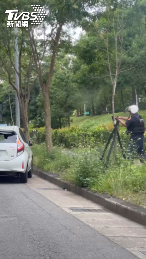 員警朝車燈方向開槍。(圖/TVBS)