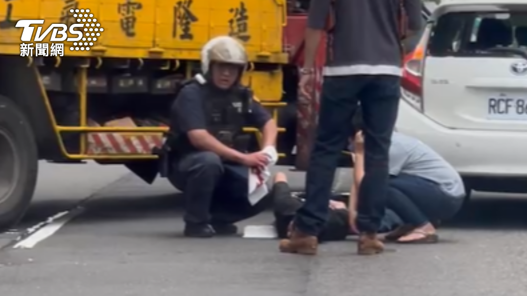 員警徒手破窗手部受傷流血。(圖/TVBS)