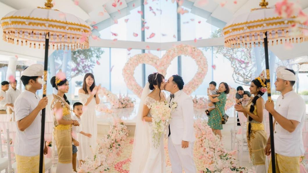 婚宴延3次!女星峇里島婚紗唯美照曝光 僅5位親友到場有原因