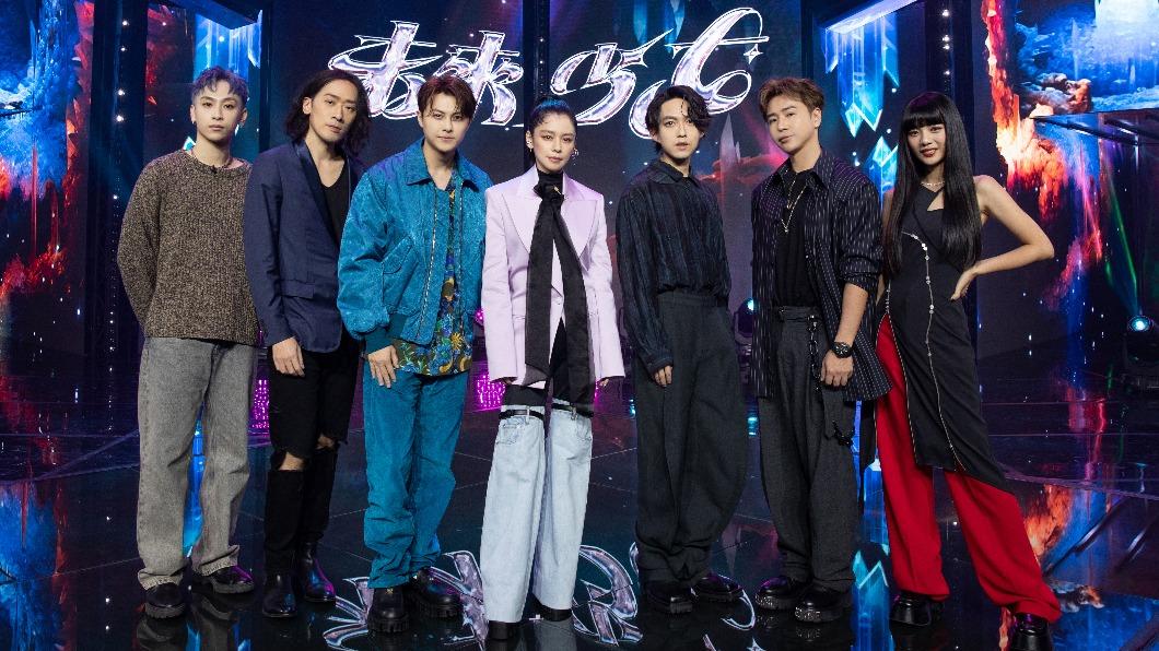 FEniX家齊(左起)、奕寬老師、王子(邱勝翊)、徐若瑄、林宥嘉、歐弟(歐漢聲)、木木(林葦妮)一同合影。(圖/踢帕娛樂提供)