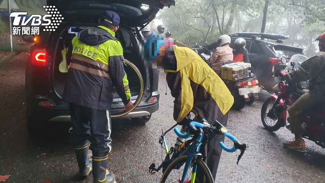 台中男騎自行車攻頂!淋雨受凍失溫「臉色慘白」遊客接力神救援