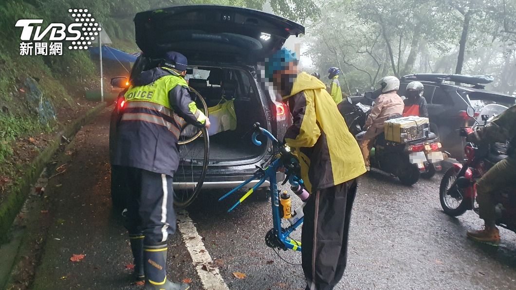 曾男騎車被雨淋成落湯雞。(圖/TVBS)