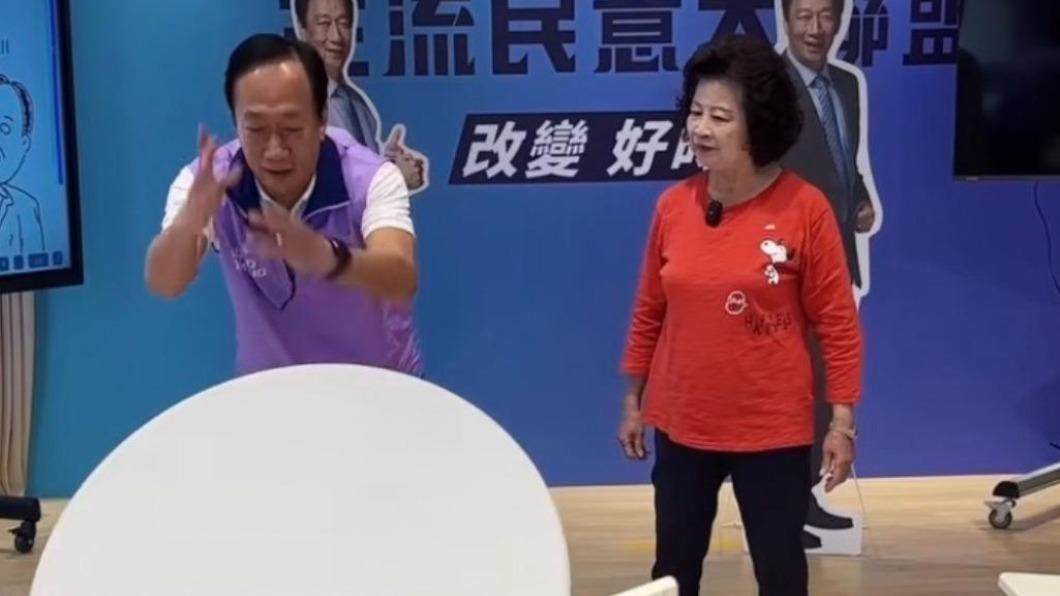 郭台銘和網紅「哩賀阿嬤」一起翻桌。(圖/翻攝自哩賀阿嬤 IG)