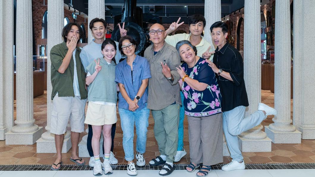 左起楊銘威、張書偉、喬湲媛、製作人陳慧玲、導演鄧安寧、鍾欣凌、王少偉、邱凱偉。(圖/公視提供)