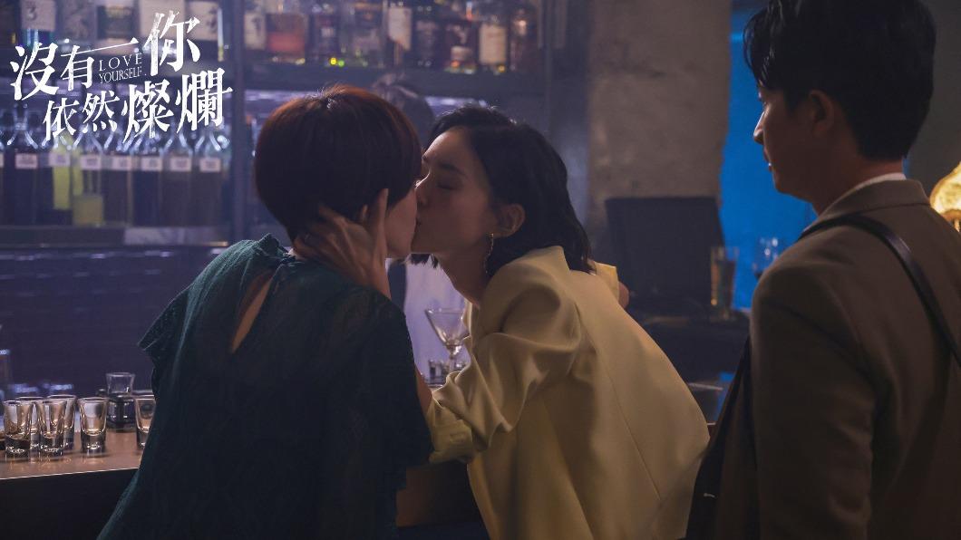 孫可芳(左)、鍾瑶酒吧上演精彩女女吻。(圖/時創影業提供)