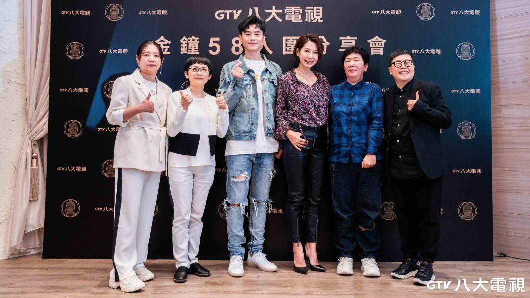 左起總監製葉如芬、編劇溫郁芳、丁寧、李程彬、導演卓立、總監辛舒蓓。(圖/八大提供)