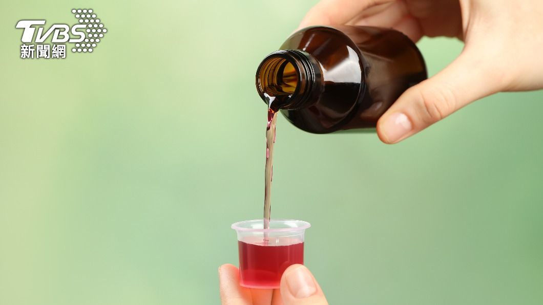 感冒糖漿中乙醯胺酚成分,大量服用會造成「藥物性肝炎」。(示意圖/shutterstock達志影像)