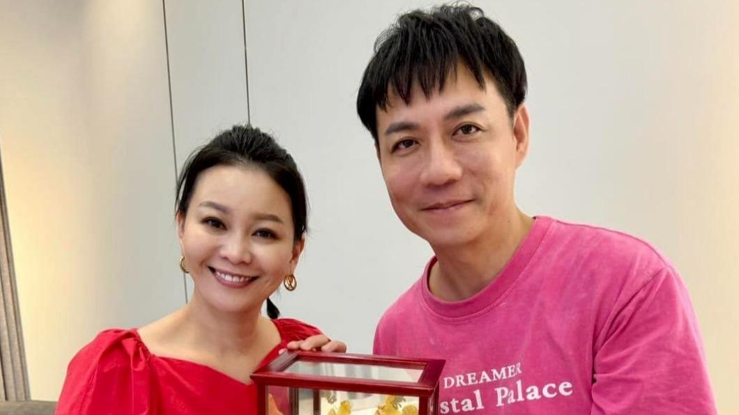 女星「挺孕肚騎車摔倒」險釀意外!尪自責崩潰:不要忘結婚初衷