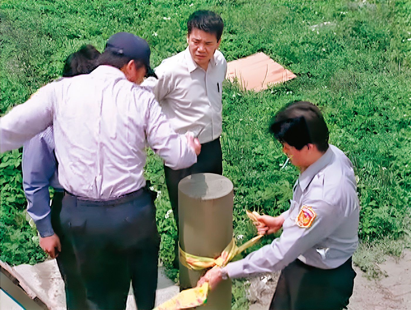 轄區員警在現場拉起封鎖線，並清查失蹤人口紀錄，欲確認死者身分。（圖／東森新聞提供）