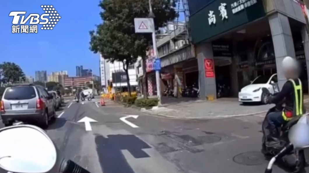 高雄市鼓山區龍華派出所員警（12）日執行巡邏。（圖／TVBS）