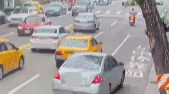 超車不慎失控翻覆。(圖/TVBS)