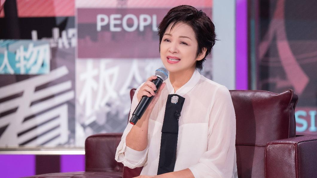 楊貴媚於錄影現場開金嗓,清唱〈在雨中〉。(圖/TVBS)