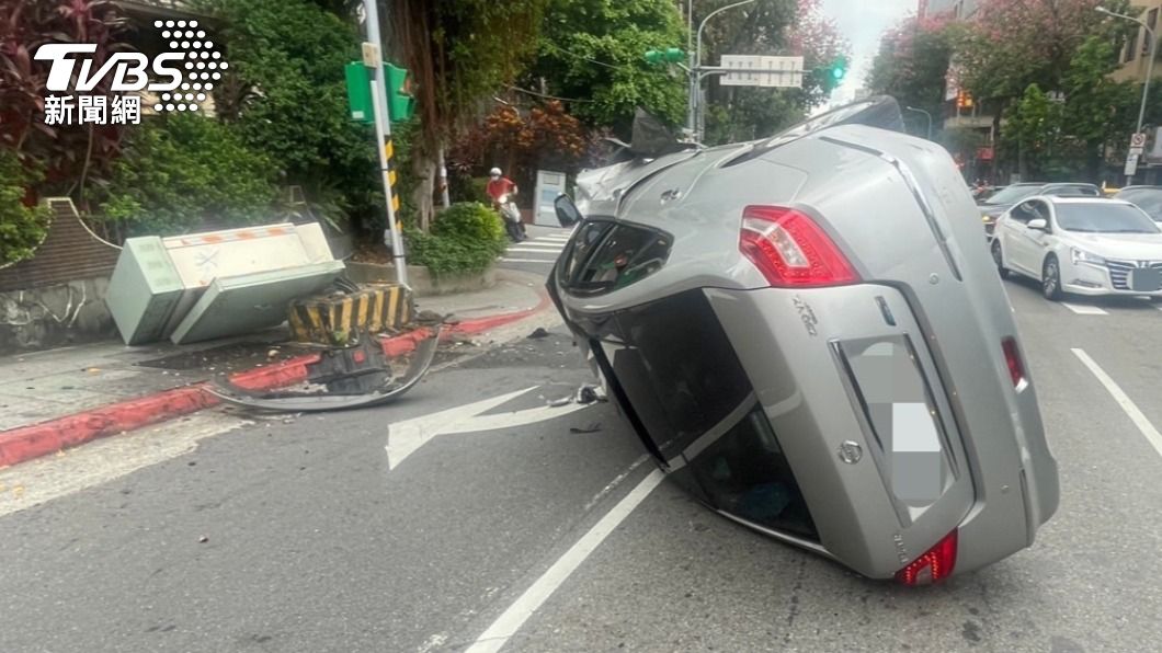 有片/載女兒去司法官考試趕著回家 6旬父考試院旁翻車受傷
