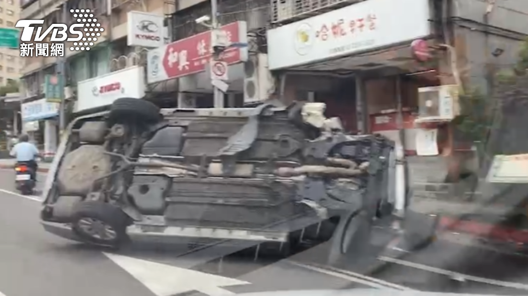 駕駛一度受困車內,全身多處擦挫傷。(圖/TVBS)