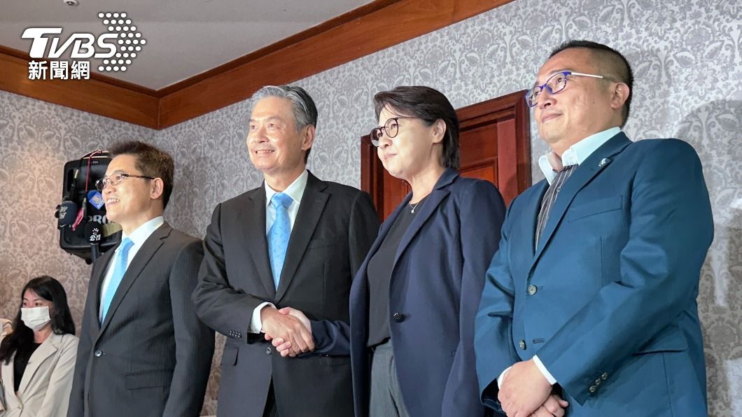 黃珊珊與金溥聰握手。(圖/陳昫蓁攝)