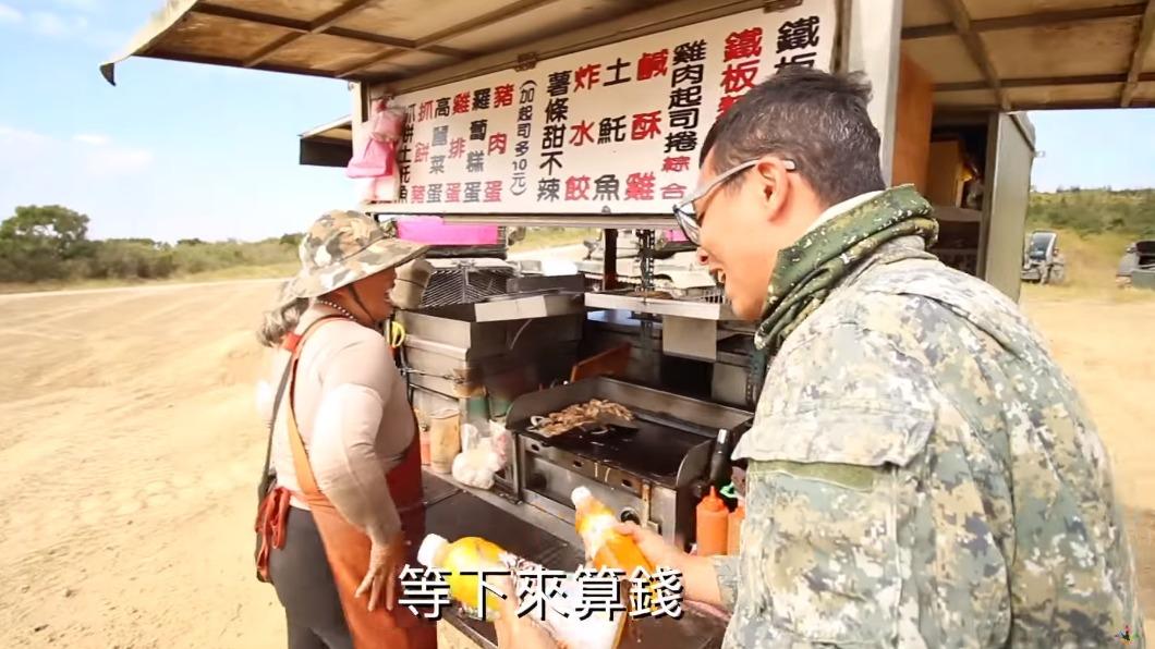 「小蜜蜂」被點名是兵役延長最大贏家。(圖/翻攝自爆廢公社臉書)