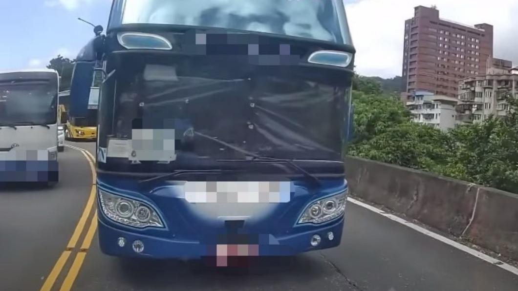 扯！台南國小戶外教學　遊覽車搶快竟載學童「集體逆向」